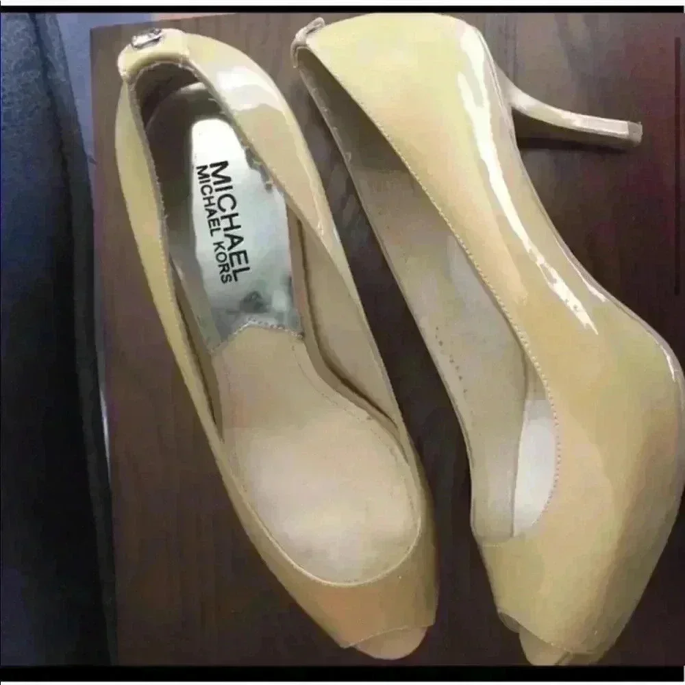 MICHAEL KORS Tan Peep Toe Heels